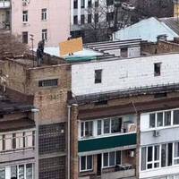 Киянин збудував собі будинок на даху житлової багатоповерхівки у центрі столиці