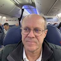 Мільйонер запропонував жінці в літаку 100 000 доларів, але та відмовилась: що він просив її зробити