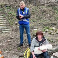 Поліція вилучила 5-місячного сина у жінки, яка виховувала його у закинутій недобудові в столиці