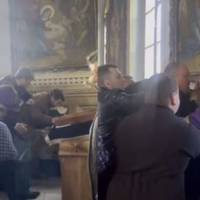 Щойно! Московські попи в храмі під час служби побuлu нашого військового (Відео)