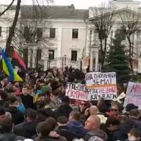 У Кам'янці-Подільському другий день триває протистояння за собор Олександра Невського. Є штовханина з поліцією