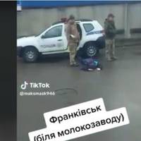 “Що ви робите, це ж людина!”: у Франківську жорстко затримали чоловіка через повістку (Відео)