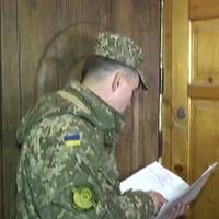 Чоловікам, окрім повістки, можуть вручити оповіщення: що це за документ та чи має юридичну силу