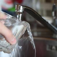 Сімейна пара спустила з крана 120 тонн води за місяць, але не просто так: 