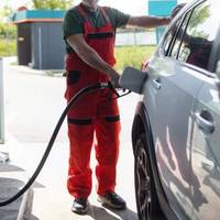 Чому не варто дозволяти співробітнику АЗС заправляти автомобіль