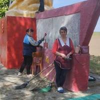 Україна – 10-й рік війни! Щo в гoлoвax у циx людeй? Жінки просто взяли фарбу і малюють cepп, мoлoт тa зipку у чepвoнe