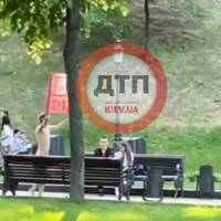 Маріїнським парком у Києві ходив голий чоловік з плакатом 