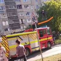 У Луцьку жінка лазила по електричних дротах високо над землею (Фото)