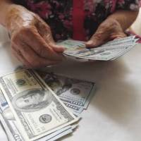 “Чудо, чудо із чудес”: Бабуся-мільйонерка “подарувала” дружині начальника поліції квартиру за 7 млн