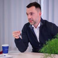 Олексій Арестович проводить семінар із жіночої психології. Що з ним не так