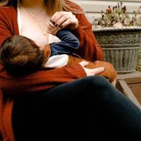 Схиблений на... грудному молоці: Жінка назвала свекра збоченцем та попросила більше не приходити в гості