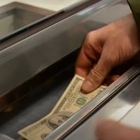 Чому обмінки та банки відмовляються брати зношені купюри: люди не можуть обміняти заощадження