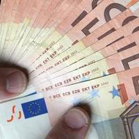 – Та як! Люди з Італії багачами приїжджають, а ти пару сотень на вікна батькам вділити не можеш? – дивувалась мати