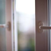 На Хмельниччині з вікна випав 4-річний хлопчик під час того, як просив поїсти у перехожих