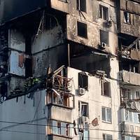 Вибух у багатоповерхівці Києва: місцеві кажуть про запах газу, що відбувається на місці (відео)