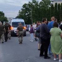 Прихожани УПЦ мп під храмом на Хмельниччині кричали військовим “Ганьба”
