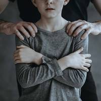 На Київщині масажист зґвалтував підлітка, який має фізичні вади зі здоров’ям – поліція