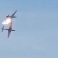 Два військові літаки зіткнулись і спалахнули під час польоту (відео)