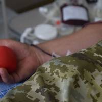 Бойовим медикам заборонили переливати кров пораненим: у Мережі розгорівся скандал