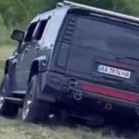 Елітну автівку приписують столичному воєнкому: На пляжі Світязя «Hummer» лякав відпочиваючих та нищив берегову лінію заповідного озера