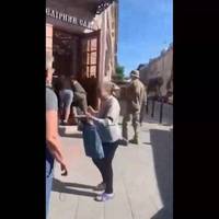 Бійка у Львові: військкомат з'ясовує, хто й навіщо облив рідиною та надавав стусанів цивільному (відео)