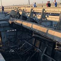 На Кримському мосту внаслідок вибуху обвалився проліт: що відомо на цей час