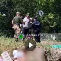 На пляжі у Дніпрі представник ТЦК та поліцейський хотіли вручити повістку чоловіку, та щось пішло не так