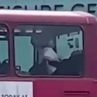 Пара зайнялася сексом в автобусі посеред білого дня (Відео)