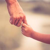 Адвокат дала чітку відповідь, чи має право батько-одинак виїхати за кордон