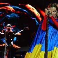 Світлана Лобода заспівала російською на концерті у Ніцці: у накидці із колекції 