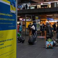 Як Німеччина спокушає українців покидати Польщу: ФРН бореться за українських біженців