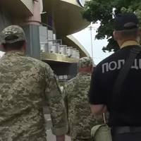 Чи можуть ТЦК зупиняти громадський транспорт для вручення повісток пасажирам: військком відповів