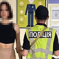 Станцювали на могилах батька та інших військових у Києві: поліція затримала 2 сестер (фото, відео)