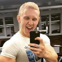 Полтавського качка, який лаяв та плював у військових, побили та скрутили: 