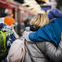 «Ви можете повернутися в Україну». Одна з країн Європи згортає виплати і перебування у сім'ях для українців