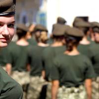 Жінкам в Україні обмежать виїзд закордон: мають ставати на військовий облік