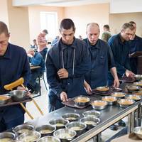 Цукерки «Бім-Бом» для окупантів. Хто годує і одягає військовополонених