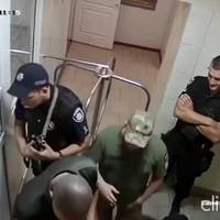 У військкоматі Чернівців побили затриманого на очах у поліції, ті посміхались