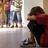 Засовували голову в яму вбиральні: на Одещині розгорівся скандал через знущання над школярем, один із кривдників – син вчительки