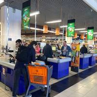 Запасайтесь на олів'є: супермаркети переписали ціни на зелений горошок та кукурудзу