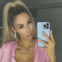 Витягли прямо з басейну. Скандальну блогерку, яка каталася Львовом під російську музику, виселили з готелю