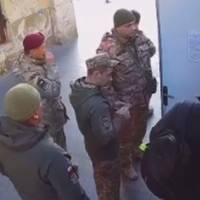 Семеро чоловіків у військовій формі силою витягли паркувальника з робочого місця: що кажуть у ТЦК