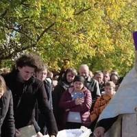 Чи потрібно цілувати небіжчика в труні: думка церкви та медиків, витоки такої традиції