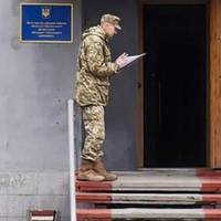 Авто залишилося посеред дороги: працівники військкомату забрали водія прямісінько з вантажівки