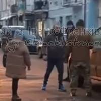 Колишній поліцейський накинувся з кулаками на військового: 