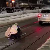 У Львові чоловік у костюмі бабці катався на лижах, вчепившись за авто. Виявилося, його шукає військкомат