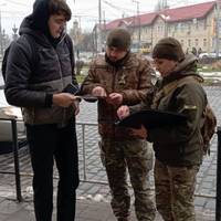 Нікого не пакували у бусик: ТЦК та десантники показали, як треба проводити мобілізацію