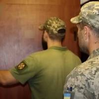 Просто не відчиняти двері не вийде: яка відповідальність чекає на українців, які не впустять ТЦК