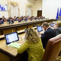 Скоротили посади та порізали премії: чиновникам зробили 