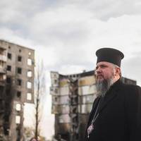Чи можна жінкам ходити до церкви не у спідниці та без хустки – відповідь Епіфанія